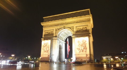 華やかなパリ シャンゼリゼ通りの凱旋門