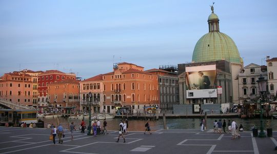 駅を出ると目の前が運河と美しい建物！ヴェネツィア・サンタ・ルチア駅