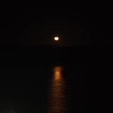 レイクビューの部屋から望むフローレスの満月