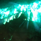 エメラルドグリーンの水を湛えるセノーテ