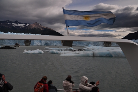 ペリトモレノ氷河のトレッキングポイントまではボートで移動。太陽に照らされる青い氷河が美しい