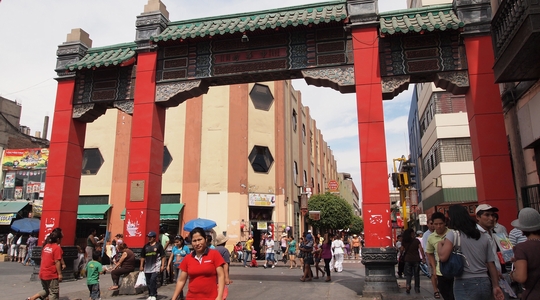 リマと言えば中華街。立派な門が建つ