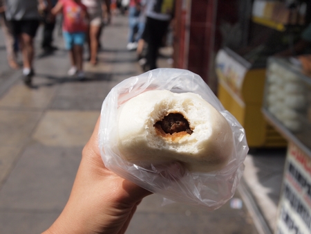 ペルーのリマの中華街の肉まんは微妙