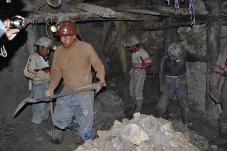 ポトシの鉱山で働く男達